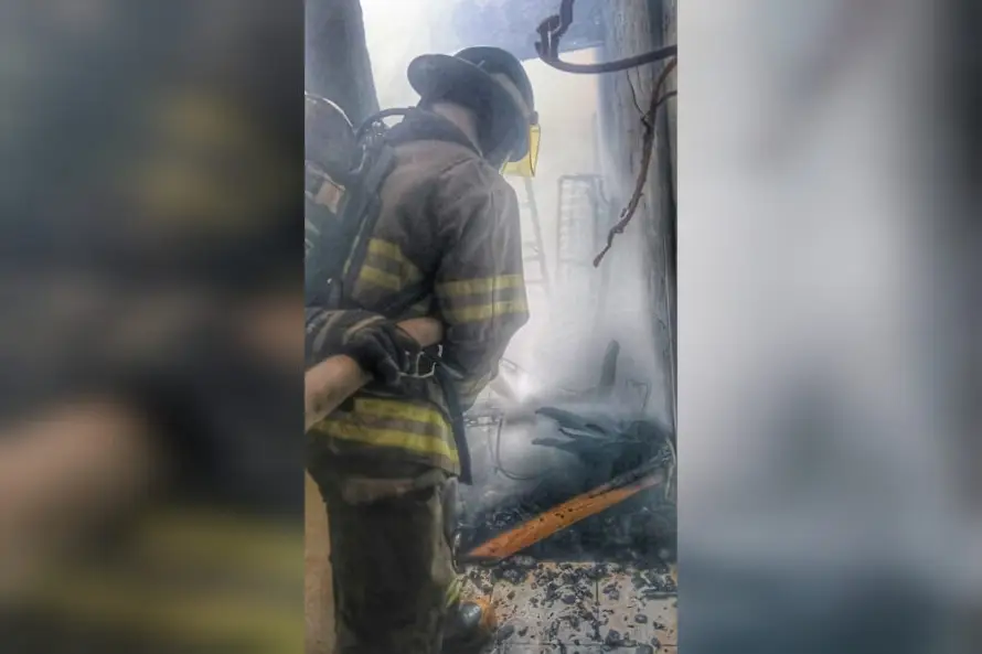 Bomberos sofoca incendio sobre la décima avenida Norte, en San Salvador