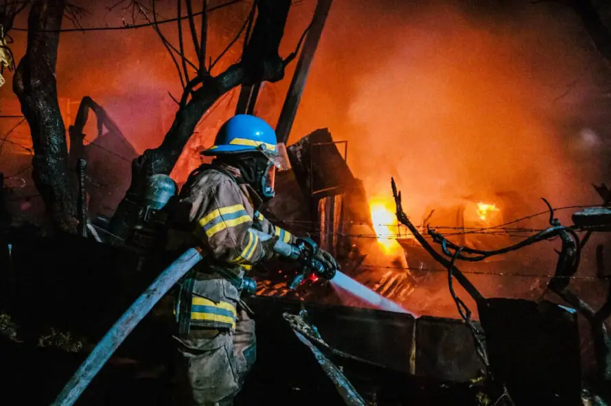 Incendio consumió tres viviendas en Soyapango