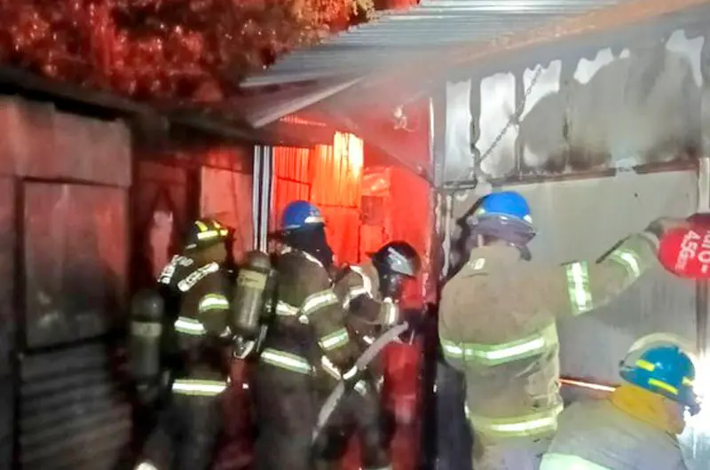 Bomberos sofoca incendio en mercado provisional de Santa Ana