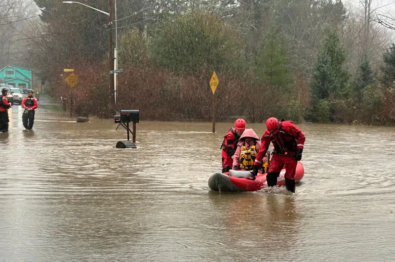 Más de 75,000 personas en alerta de evacuación por lluvias en el estado de Washington