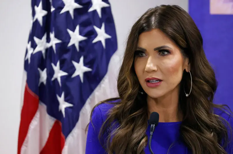 Noem insta a Trump a prohibir viajar a EEUU a personas de países que enviaron "invasores"