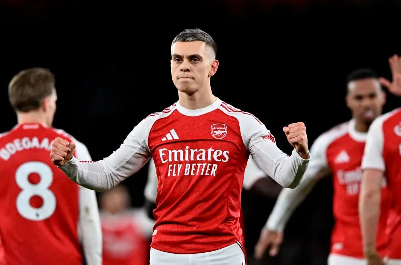 El Arsenal golea 4-1 al Aston Villa y finaliza el año como líder de la Premier