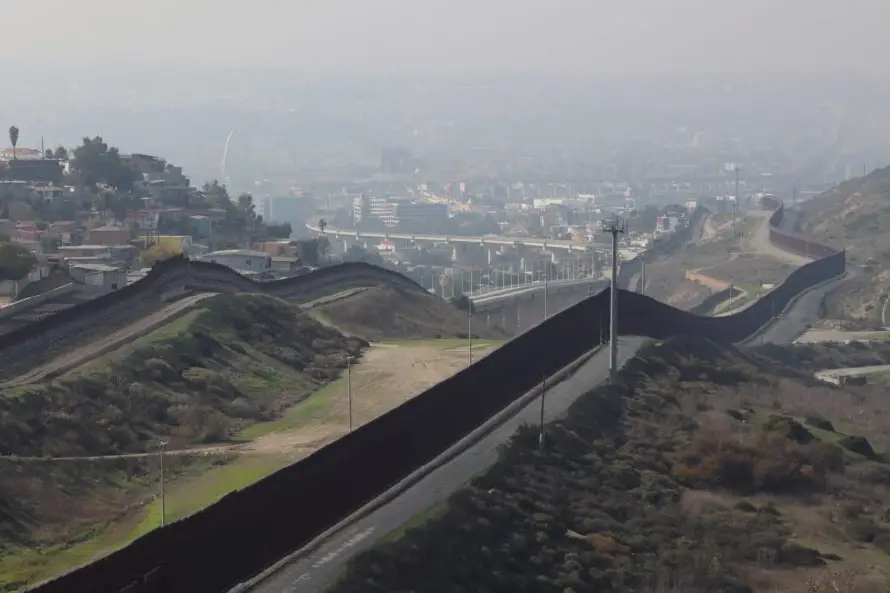 Esta porción de la frontera sur de Estados Unidos está custodiada por dos muros