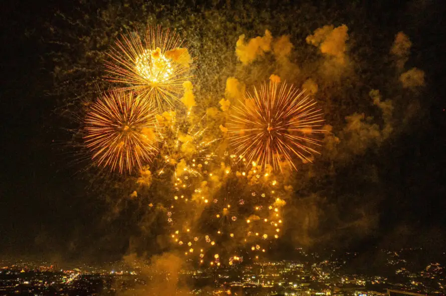 Las “luces Campero” iluminaron el cielo de Santa Tecla con destellos y colores