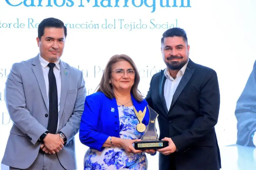 Procuradora premia a director de Tejido Social por su labor en la promoción y difusión de derechos humanos