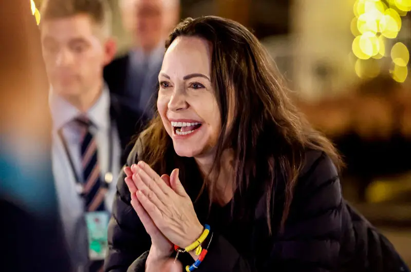 La opositora venezolana María Corina Machado saluda en Oslo a sus seguidores