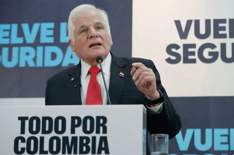 Padre de senador asesinado Uribe Turbay confirma salida de carrera presidencial colombiana