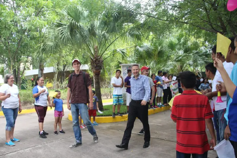 Un grupo de niños de Nuestros Pequeños Hermanos en El Salvador cambió al ahora obispo de Nueva York