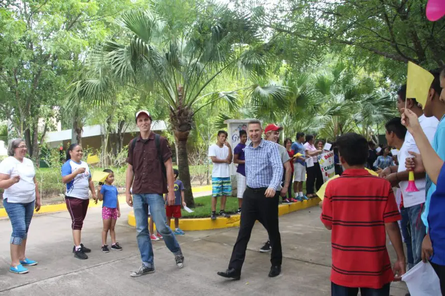 Un grupo de niños de Nuestros Pequeños Hermanos en El Salvador cambió al ahora obispo de Nueva York