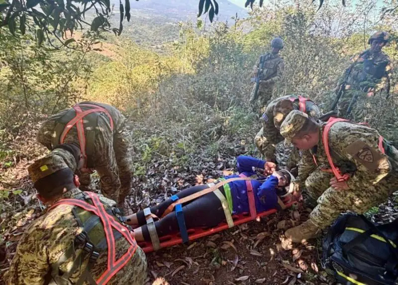 Rescatan a mujer que se lesionó el tobillo mientras practicaba senderismo en San Miguel