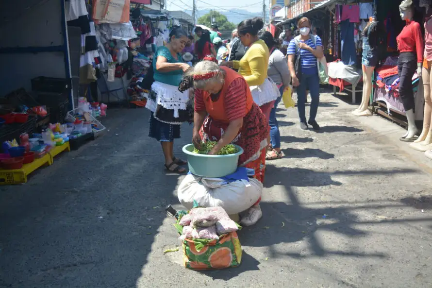 Alcalde de San Salvador dice que mercadería decomisada en puntos no autorizados ya no será devuelta a comerciantes