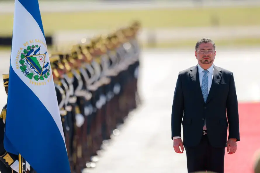 El presidente de Costa Rica, Rodrigo Chaves inicia su visita a El Salvador