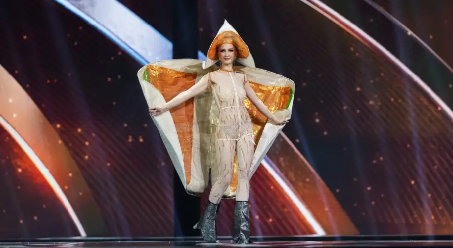 Miss Noruega celebra haberle dado la vuelta al mundo con su disfraz de salmón
