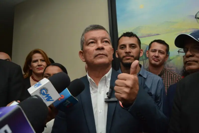 Manuel “Chino” Flores señala campaña adelantada y advierte “denuncias nacionales e internacionales”