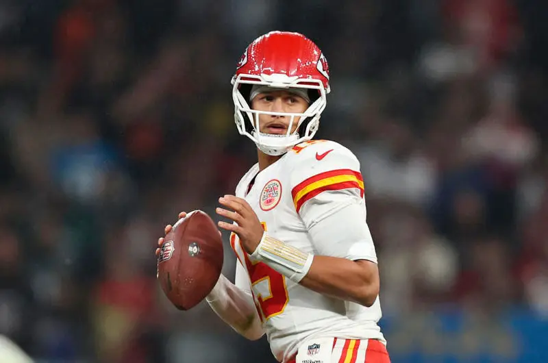 Tom Brady aconseja fuerza mental a Patrick Mahomes para una exitosa recuperación