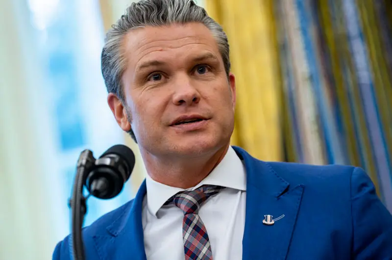 El Secretario de Guerra de EEUU cita falso versículo bíblico de Pulp Fiction y desata polémica