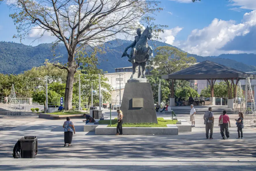 Así luce la renovada Plaza Simón Bolívar tras su reapertura