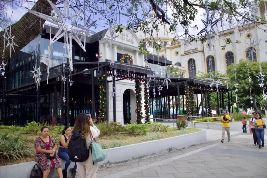 Abre al público la Plaza Universitaria con diferentes restaurantes y un carrusel