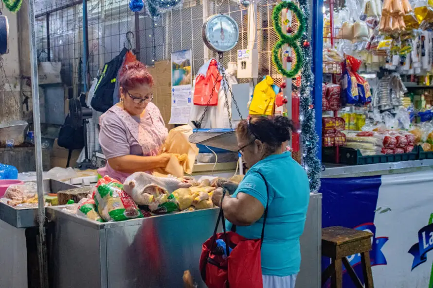 Canasta básica baja $1.2 en enero, pero sigue más cara que hace un año