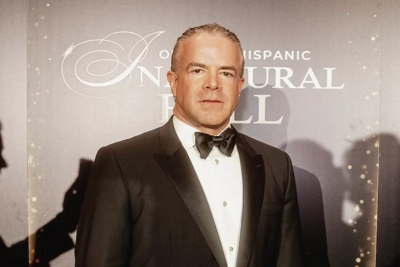 Copropietario de Miss Universo pasea en Mónaco con orden de aprehensión en México