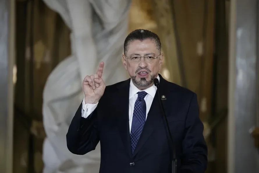 Presidente costarricense dice que hay que limpiar el hemisferio de comunistas tras cerrar embajada en Cuba