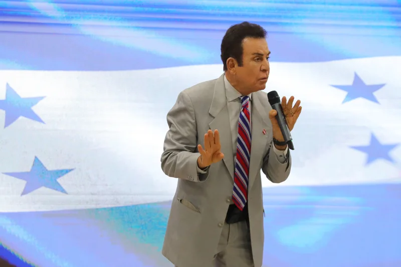 Nasralla denuncia irregularidades en 5,000 actas y exige revisión voto por voto en Honduras