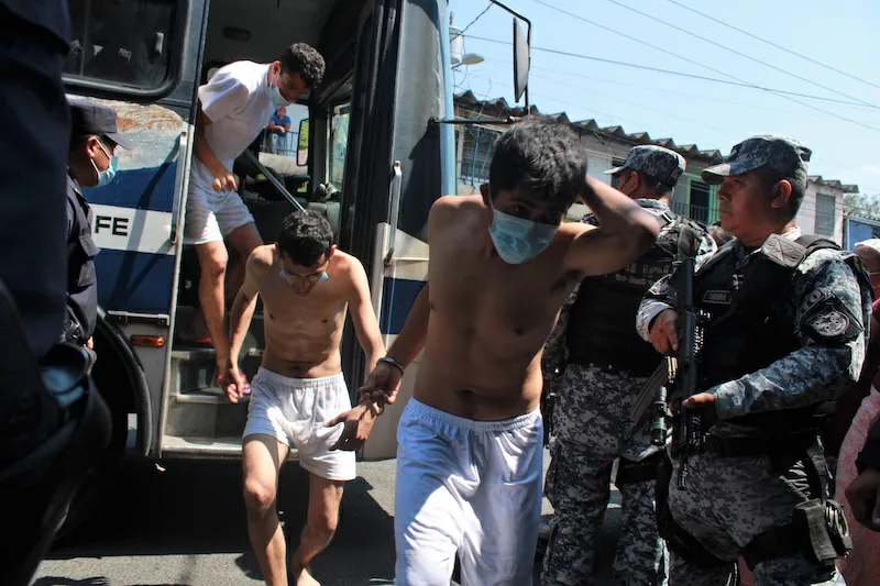 Autoridades registran más de 90,800 detenidos durante el régimen de excepción