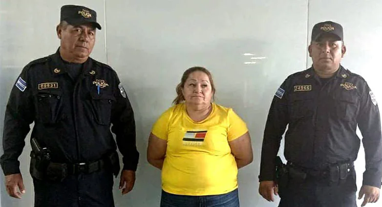 Capturan a supuesta pandillera acusada de robar en un supermercado en Santa Ana