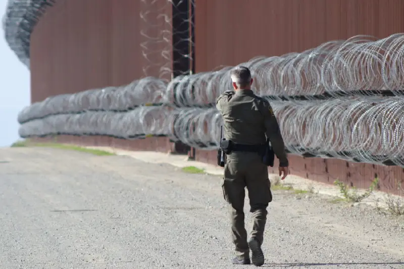 Detención de migrantes salvadoreños cayó un 85 % en frontera de San Diego, California, en 2025