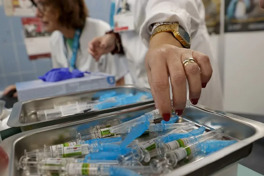 OMS advierte que pérdida de confianza en vacunas impulsa brotes de enfermedades como difteria y sarampión