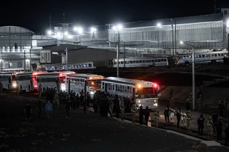 Juez de EE.UU. ordena conceder audiencias a venezolanos deportados a El Salvador
