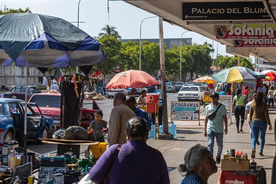 Salario mínimo en Venezuela cae a medio dólar al mes pese a bonos estatales