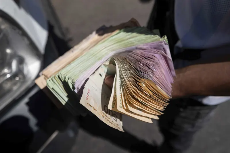 Impulsan propuesta para dolarizar la economía venezolana