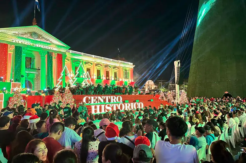 San Salvador se ilumina con la inauguración de la Villa Navideña