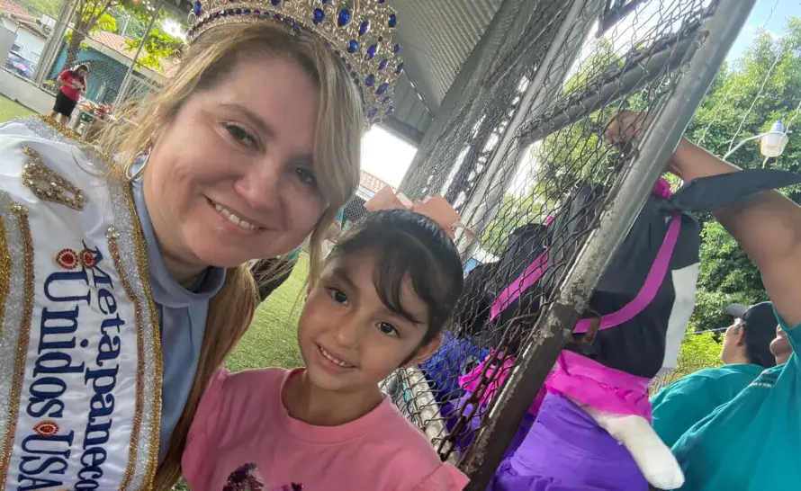 Escritora Yurina Melara regresa a El Salvador como una reina de la Navidad