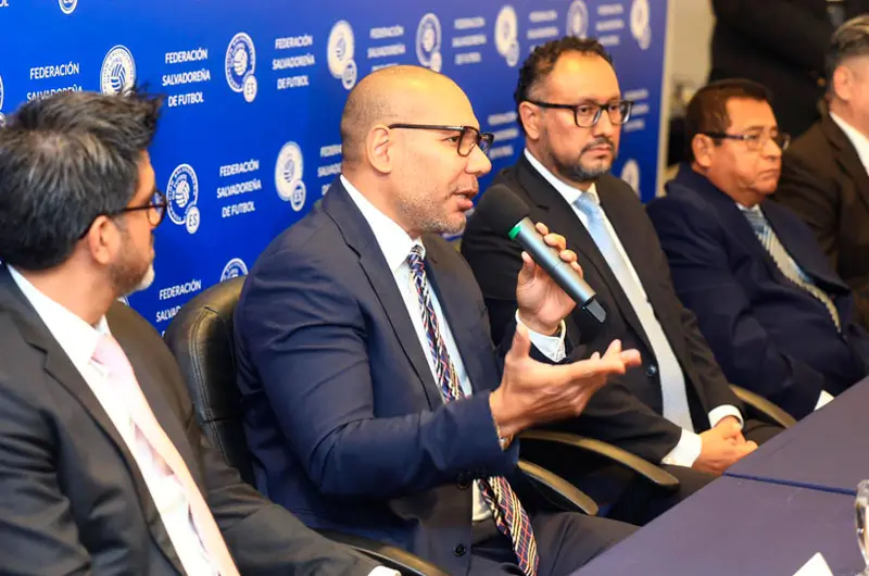 Bukele pide "paciencia" a la afición para la nueva Fesfut