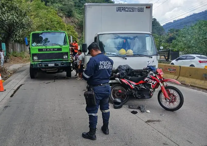 Motociclista resulta lesionado tras ser impactado por un camión en Colón