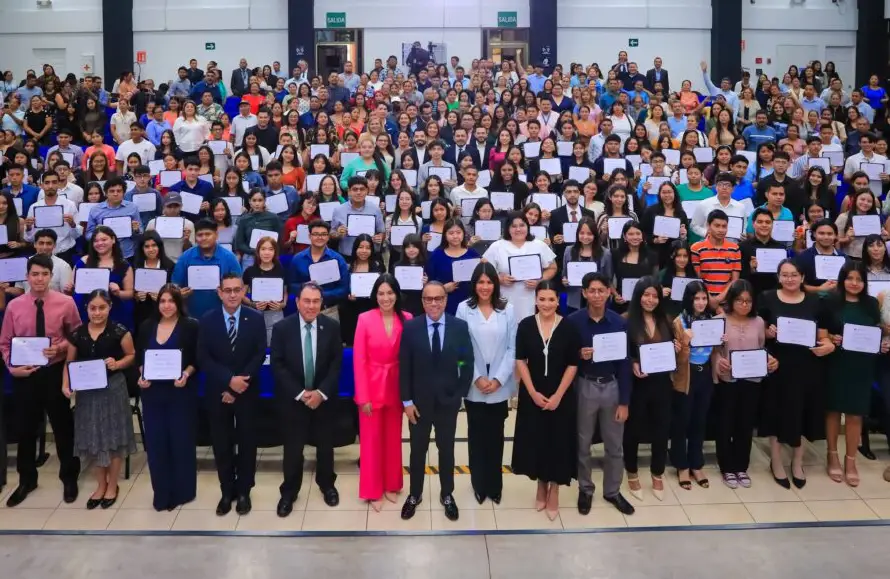 Asamblea comienza la tercera entrega de las becas legislativas