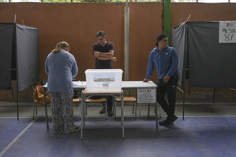 Abren los colegios electorales en Chile para el balotaje presidencial entre Jara y Kast