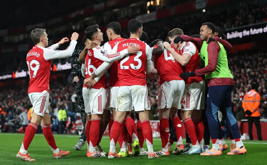 Arsenal sufre pero mantiene el liderato: David Raya frena al Brighton (2‑1)