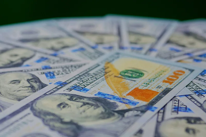 El dólar débil y el desempleo en EEUU golpean a los receptores de remesas en las Américas