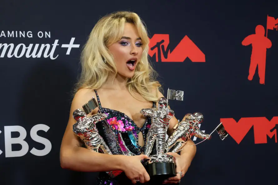 Sabrina Carpenter encara al presidente Trump y su "inhumana agenda"