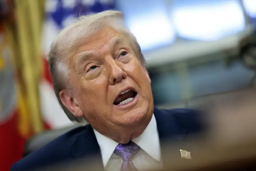 Coalición de 16 estados demanda a Trump por retener fondos para carga de autos eléctricos