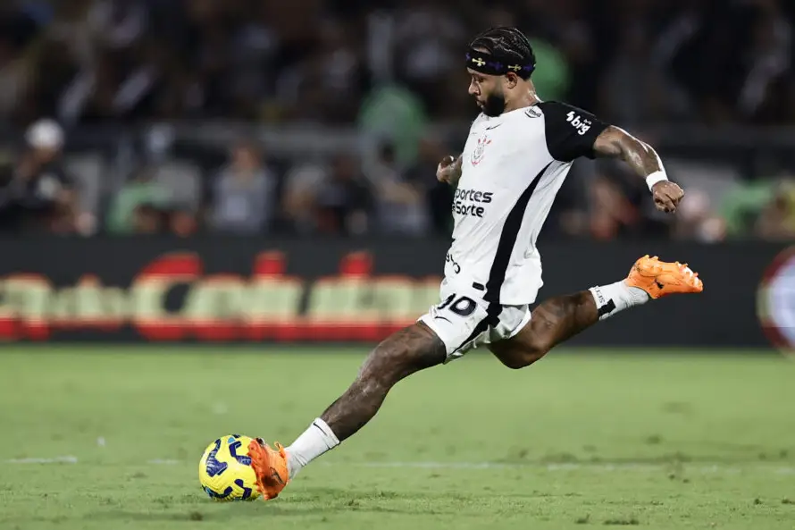El delantero Memphis Depay responde a críticos con canción tras ganar Copa de Brasil