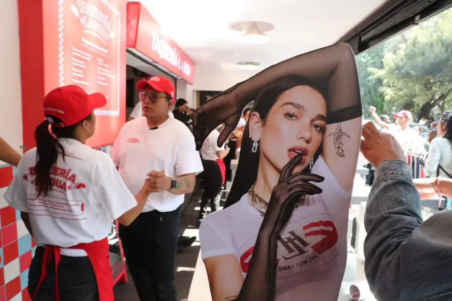 Dua Lipa fusiona su imagen con el taco mexicano para el cierre de su gira