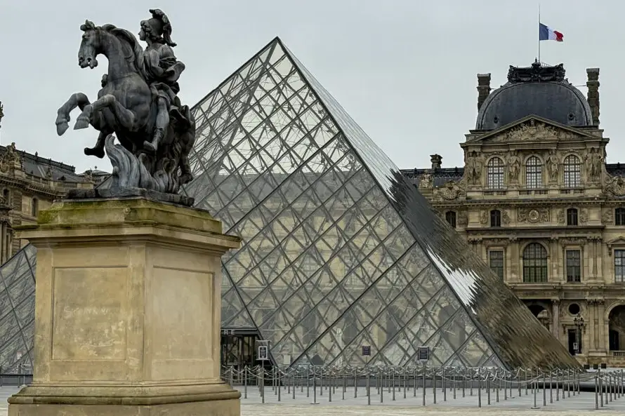 El Louvre instala reja de seguridad en la ventana del robo de octubre