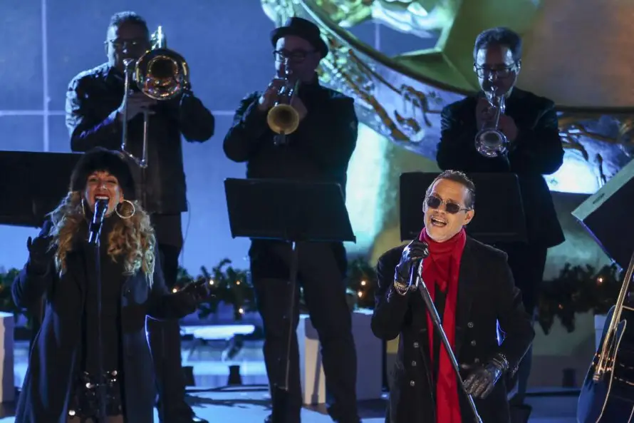 Nueva York iluminó su árbol navideño con villancicos de Marc Anthony y Michael Bublé