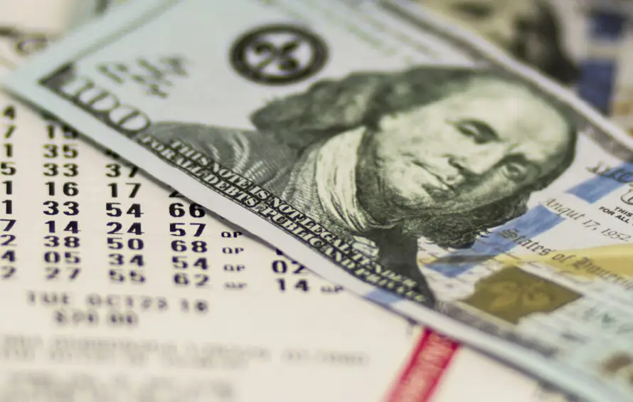 Jugador de lotería navideña gana $1,800 millones, segundo mayor premio en historia de EEUU