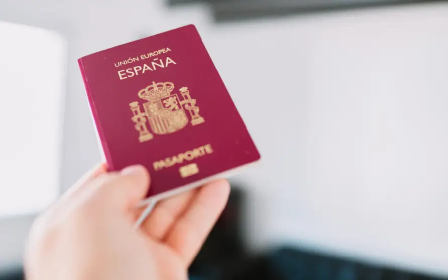 La cifra de migrantes con permiso de residencia en España sube un 4.5 % respecto a 2024