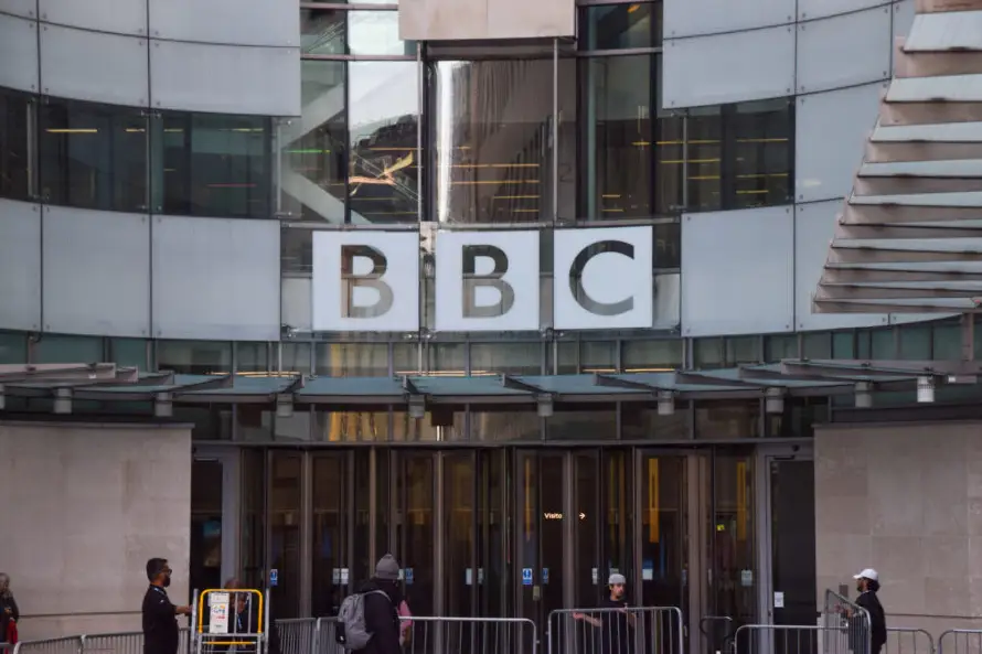 La BBC reitera que se defenderá ante la demanda por difamación presentada por Trump